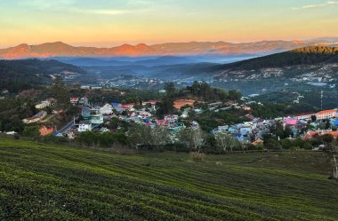 Lam Lam Lam Platosu 'nda şafak söküyor.