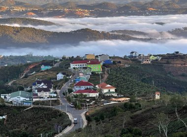 Lam Lam Lam Platosu 'nda şafak söküyor.