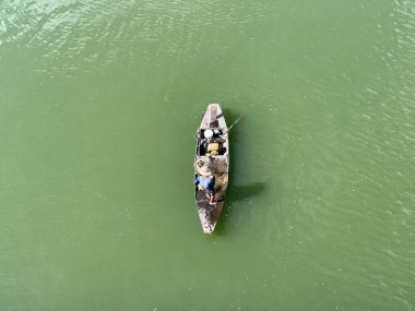 Nehirde yaşamak için.