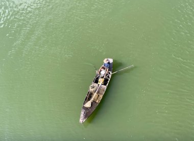 Nehirde yaşamak için.
