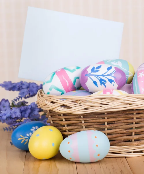 Œufs de Pâques peints et panier — Photo