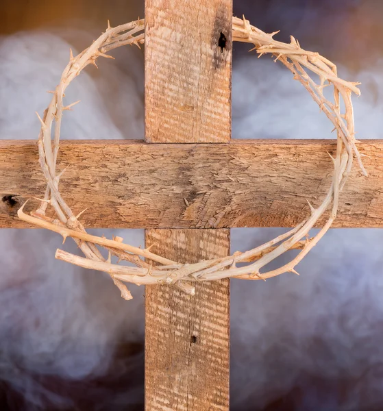 Cruz de madeira e coroa de espinhos — Fotografia de Stock