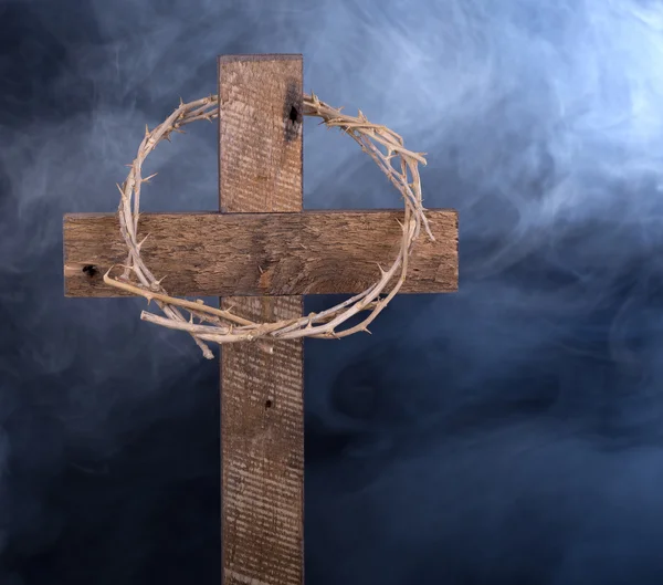 Cruz de madeira e coroa de espinhos — Fotografia de Stock