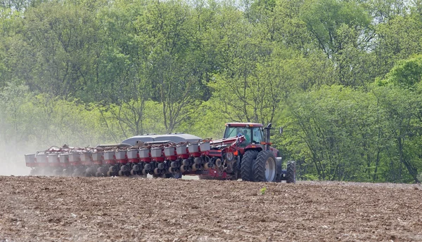 Aanplant een boerderij veld — Stockfoto