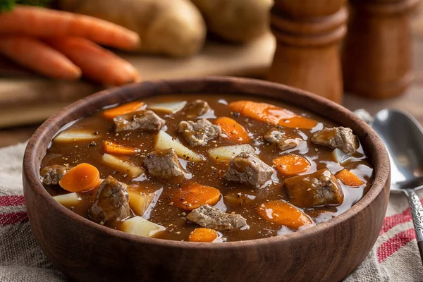 Sopa Carne Vegetal Com Cenouras Batatas Uma Tigela Madeira Com — Fotografia de Stock