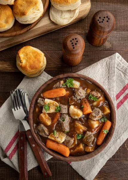 Guisado Carne Com Cenouras Batatas Uma Tigela Madeira Biscoitos Vista — Fotografia de Stock