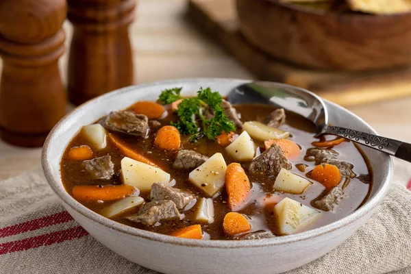 ニンジンとジャガイモと野菜の牛肉スープのボウルの閉鎖 — ストック写真