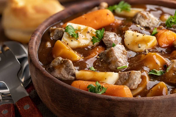 Closeup Uma Tigela Madeira Ensopado Carne Com Cenouras Batatas — Fotografia de Stock