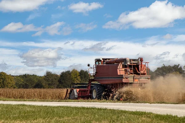 Farm Combine Harvesting Field Soybeans — Stock Photo, Image