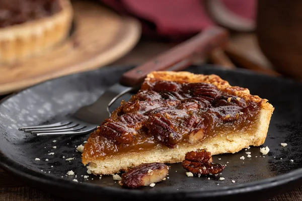 Primer Plano Una Rebanada Tarta Pacana Plato Negro —  Fotos de Stock