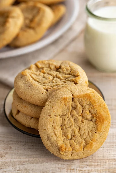Biscoitos Manteiga Amendoim Copo Leite Uma Mesa Madeira Rústica — Fotografia de Stock
