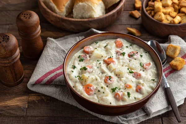 Schüssel Mit Cremiger Kartoffel Karotten Suppe Mit Croutons Auf Rustikalem — Stockfoto