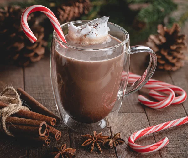 Copa Vidrio Chocolate Caliente Con Bastón Caramelo Crema Batida Una — Foto de Stock