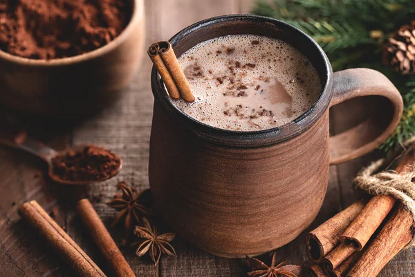 Primer Plano Una Taza Chocolate Caliente Con Palo Canela Mesa — Foto de Stock