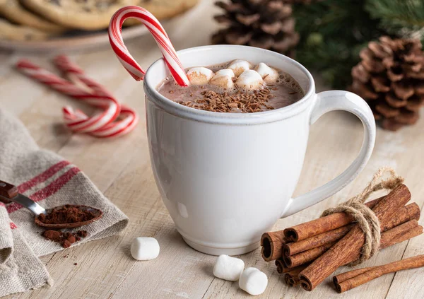 Xícara Chocolate Quente Com Cana Açúcar Marshmallows Uma Mesa Rústica — Fotografia de Stock