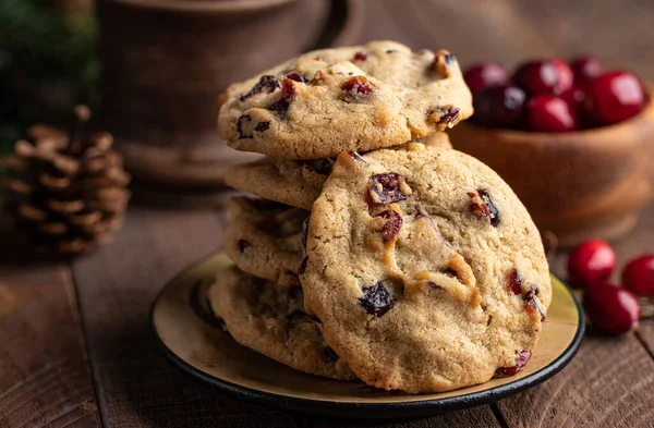 Primo Piano Una Pila Biscotti Noce Mirtillo Tavolo Legno Rustico — Foto Stock