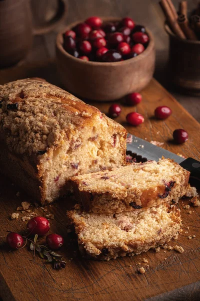 Loaf Cranberry Nut Bread Sliced Wooden Cutting Board Bowl Cranberries — Stock Photo, Image