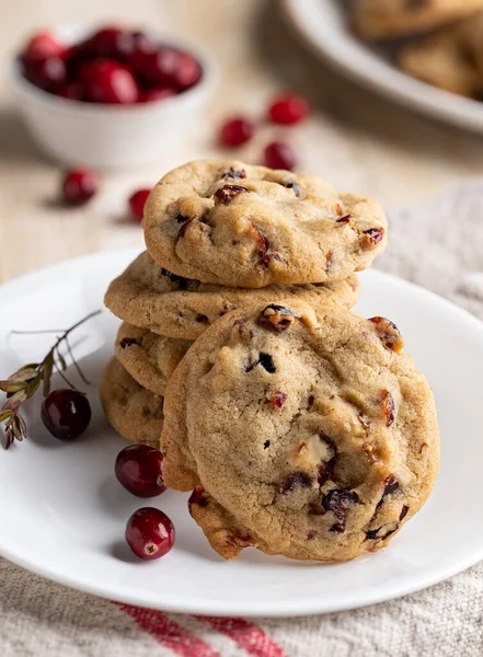 Pilha Biscoitos Noz Cranberry Uma Placa Com Tigela Cranberries Fundo — Fotografia de Stock