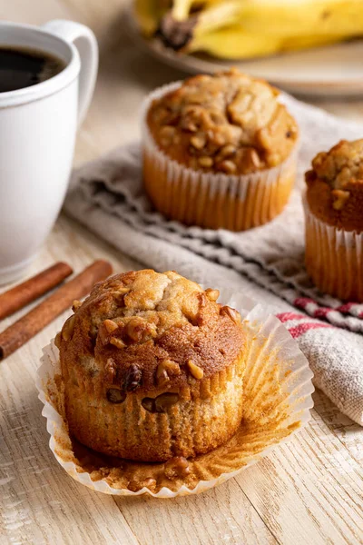 Bananennuss Muffin Mit Bananen Und Muffins Hintergrund Auf Einem Rustikalen — Stockfoto