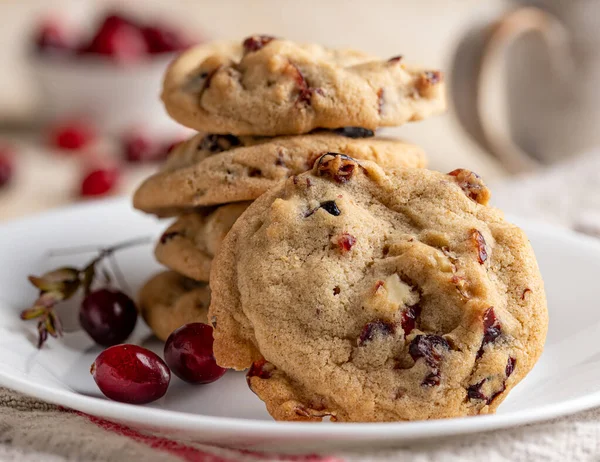 Closeup Biscoitos Noz Cranberry Empilhados Uma Placa Branca — Fotografia de Stock