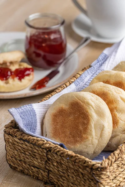 Muffin Inglesi Cesto Con Muffin Conserva Sullo Sfondo Tavolo Legno — Foto Stock
