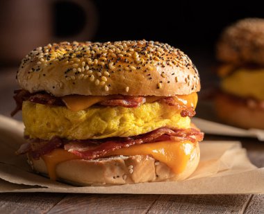 Pastırmalı, yumurtalı ve çedar peynirli kahvaltı sandviçi.