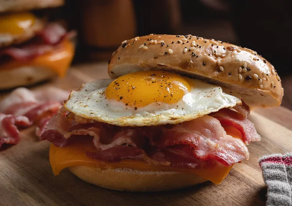 Closeup Breakfast Bagel Sandwich Fried Egg Bacon Cheese Wooden Cutting — Stock Photo, Image