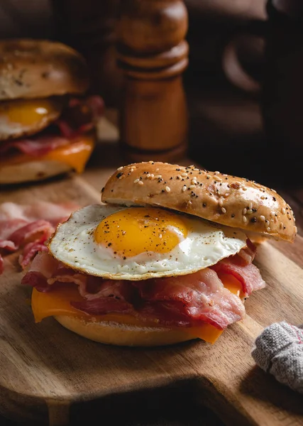 Breakfast Bagel Sandwich Fried Egg Bacon Cheese Wooden Cutting Board — Stock Photo, Image