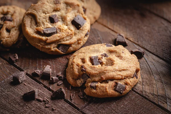 Closeup Biscoito Chocolate Com Biscoitos Fundo Pedaços Chocolate Uma Mesa — Fotografia de Stock