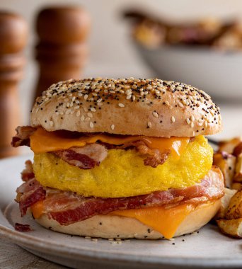 Kahvaltılık sandviçin yumurta, pastırma ve peynirli sandviçi.