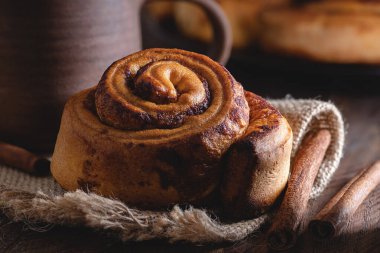 Çuval bezinde tarçınlı rulo tarçın ve kahve fincanı.