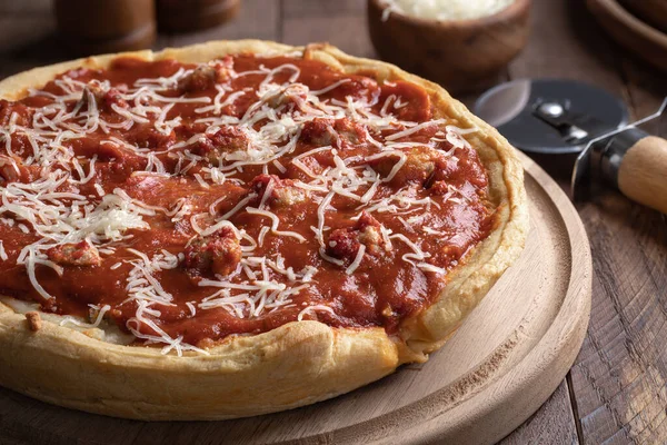 Closeup Deep Dish Sausage Pizza Mozzarella Cheese Wooden Platter — Stock Photo, Image