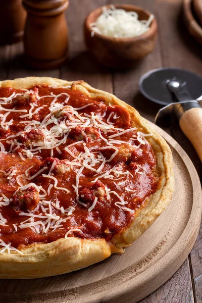 Deliciosa Pizza Salchicha Profunda Con Queso Mozzarella Una Bandeja Madera — Foto de Stock