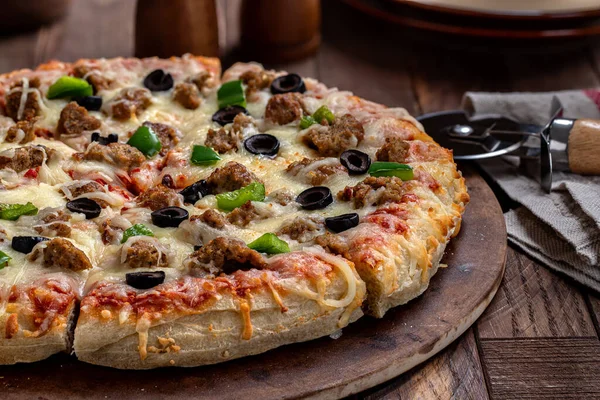 Primer Plano Una Pizza Con Salchichas Aceitunas Negras Pimientos Verdes — Foto de Stock