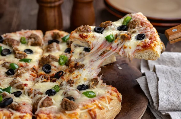Primer Plano Una Rebanada Pizza Con Salchichas Aceitunas Negras Pimientos — Foto de Stock
