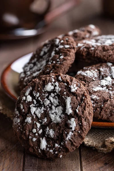 Großaufnahme Eines Tellers Mit Schokokeksen Mit Weißem Zuckerguss Auf Einem — Stockfoto