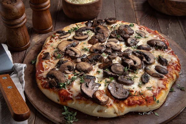 Pizza Champiñones Queso Con Tomillo Fresco Una Mesa Madera Rústica — Foto de Stock