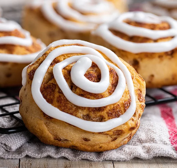 Closeup Baked Cinnamon Rolls White Icing Cooling Rack — Stock Photo, Image