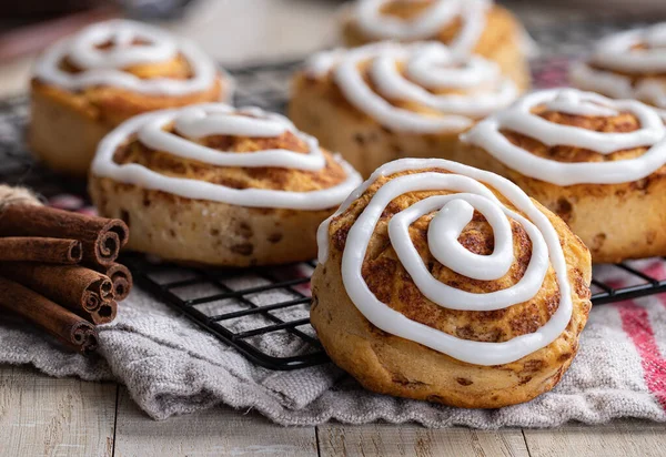 Primo Piano Rotoli Cannella Forno Con Glassa Bianca Una Rastrelliera — Foto Stock