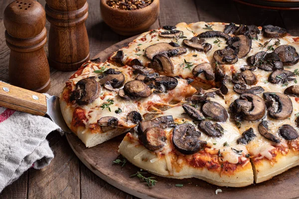 Rebanada Pizza Champiñones Queso Con Tomillo Fresco Una Piedra Para — Foto de Stock