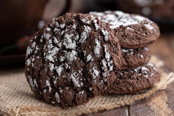 Großaufnahme Eines Stapels Schokoladenkekse Mit Weißem Zuckerguss Auf Einem Rustikalen — Stockfoto