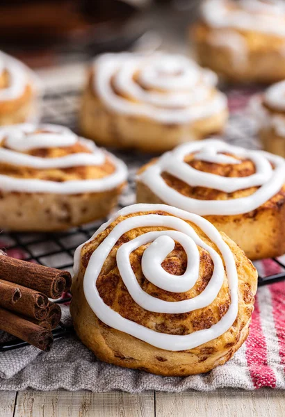 Rotoli Cannella Forno Con Glassa Bianca Una Griglia Raffreddamento — Foto Stock