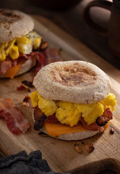 Colazione Sandwich Con Uova Strapazzate Pancetta Formaggio Muffin Inglese — Foto Stock