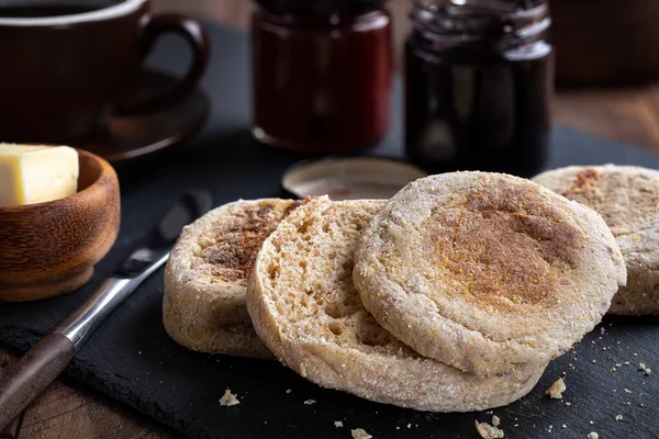 Muffins Ingleses Com Conservas Manteiga Café Fundo Uma Tábua Ardósia — Fotografia de Stock