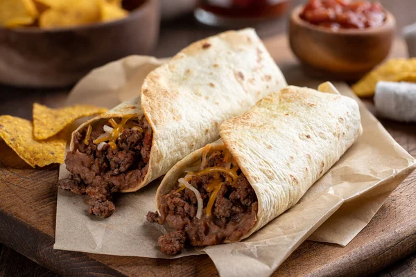 Burritos Mit Hackfleisch Gebackenen Bohnen Und Käse Auf Einem Holzschneidebrett — Stockfoto