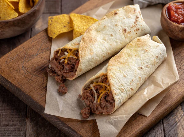 Burritos Med Malet Nötkött Kylbönor Och Ost Träskärbräda — Stockfoto