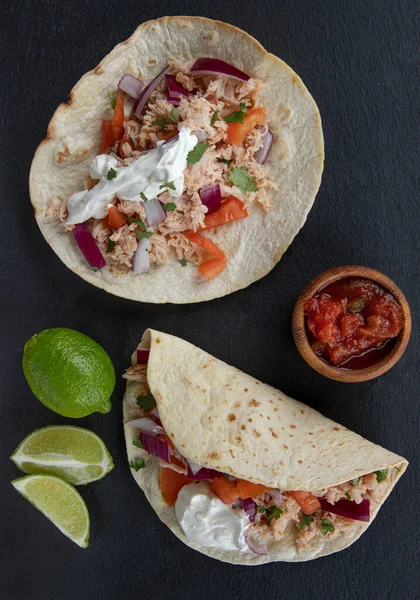 Overhead Två Kyckling Tacos Med Salsa Och Lime Svart Skiffer — Stockfoto