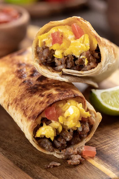 Två Frukostburritos Med Äggröra Korv Och Tomat Tortilla Wrap — Stockfoto