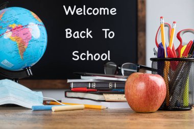 Arka planda karatahtaya yazılmış 