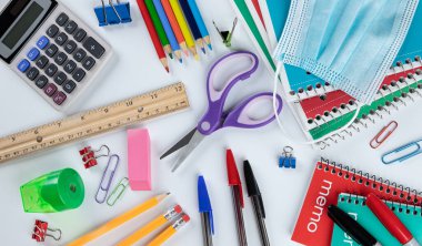 Beyaz masadaki okul malzemelerinin genel görünüşü. Okul konseptine dönelim.